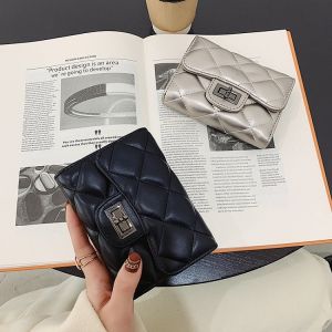 กระเป๋าสตางค์ผู้หญิงทรงสั้นสไตล์วินเทจ 3 ชั้น กระเป๋าสตางค์หนัง PU ทรงสี่เหลี่ยมจัตุรัส กระเป๋าสตางค์แบบพับได้ กระเป๋าสตางค์แบบมีช่องใส่บัตรหลายช่อง