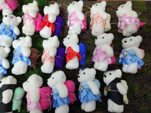 Doorgirft Handkerchief Perkhawinan Hantaran is an Unique Doorgirft in the Event of Wedding Parties or Birthday Parties or Full Moon Parties / 10 Pcs Per Pkt Souvenir Doorgirft Bear Handkerchief.
