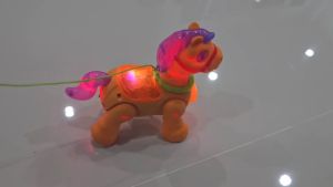 Pony ม้าน้อยสีส้มน่ารัก พร้อมเชือกจูงเดิน (คละสี) มีเพลง มีไฟ เดินได้ ของเล่นน่ารัก เล่นได้ทุกวัย