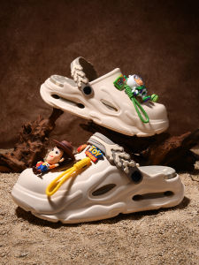 Mens Summer Sandals Anti-Slip Comfortable Wearing Hole Design Beach Shoes Suitable for Youth And Middle-Aged Couples