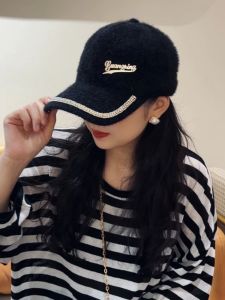 หมวกเบสบอลทรงหนาป้องกันความร้อนสำหรับผู้หญิงในฤดูใบไม้ร่วงและฤดูหนาว หมวกแฟชั่นสไตล์เกาหลี ขนฉลาม หมวกเบสบอลประดับเพชร หมวกแฟชั่น