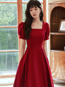 ชุดราตรีผ้ากำมะหยี่สีแดง ชุดแต่งงาน ชุดกันหนาว ชุดราตรียาว แขนสั้น เอวกลาง ทรงเข้ารูป คอเหลี่ยม ชุดราตรีสุดหรู