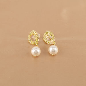 Fashionable Versatile French Luxury Pearl Pendant Irregular Metal High-End Sensation Ear Cuff No Piercing Mosquito Coil Ear Clip