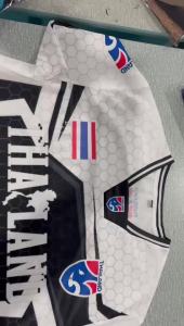 [OFSDIY] เสื้อดำคอปก เสื้อยืดกีฬาผู้ชายคอวี เสื้อดำ 2568 เสื้อฟุตบอลทีมไทยแห้งเร็วระบายอากาศขนาดใหญ่กีฬาแขนสั้น เสื้อสีดำ