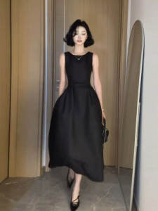 Korean High-End Unique Beautiful Waist-Cinching Vest Dress Summer New Arrival Solid Color Shoulder-baring High-waisted Midi Dress