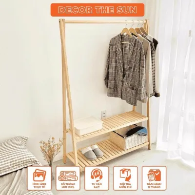 Giá treo quần áo gỗ tự nhiên với 3 kệ phù hợp cho phòng ngủ hoặc phòng thay đồ mang đến sự gọn gàng và phong cách.
