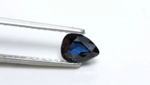 05 ชมมูก ไพลิน ดิบ (Unheated Blue Sapphire) ประเทศเคนยา ทรงหยดน้ำ สีน้ำเงิน ราคาพิเศษ