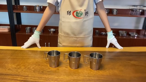 ถ้วยสแตนเลสพับได้1ชิ้นถ้วยคาราบิเนอร์แบบพกพาถ้วยสำหรับตั้งแคมป์กลางแจ้งอุปกรณ์เสริมสำหรับการตั้งแคมป์