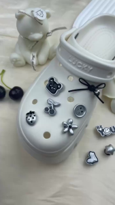 Bộ 9 Sticker Charm 3D chủ đề Gấu nút bạc nhựa cứng gắn Dép Sục Cá Sấu MayTo JB-390