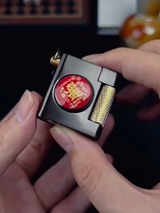 Bật Lửa Cối Xăng Đá Mini Vòng Xoay Thần Tài Có Thể Làm Móc Khóa ( Full box - Tặng Kèm Vỉ Đá )