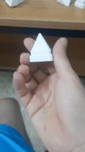 Nắp chụp bịt hàng rào nhựa trắng lan can rào cổng chông nhọn chóp tam giác