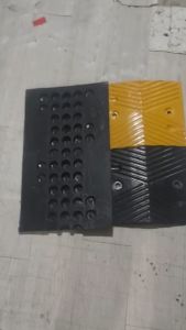 Gờ giảm tốc cao su ô tô xe máy  Dài 50cm x Rộng 30cm x Cao 3cm đầy đủ phụ kiện.