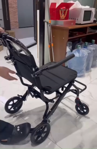 รถเข็นผู้ป่วย Wheelchair พับได้ สำหรับผู้สูงอายุ น้ำหนักเบา 9.3กก ขึ้นเครื่องบินได้ รองรับน้ำหนัก 80กก เบาะออกซ์ฟอร์ดทนทาน พร้อมเข็มขัดนิรภัย ล้อหน้า6นิ้ว ล้อหลัง8นิ้ว