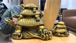 Tượng rùa cõng 2 con bằng đồng phong thủy 2 cỡ: Cao 8cm và cao 17cm