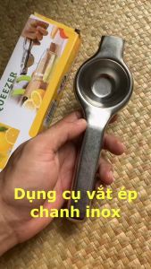 Dụng Cụ Ép Chanh Vắt Chanh Lấy Nước Chanh giúp bạn giúp việc lấy nước cốt chanh nhanh chóng vừa có thể loại bỏ hạt chanh vừa không làm đắng tinh chất chanh. Thiết kế dễ cầm tay dễ sử dụng. Chất liệu inox cao cấp bền đẹp an toàn khi sử dụng.