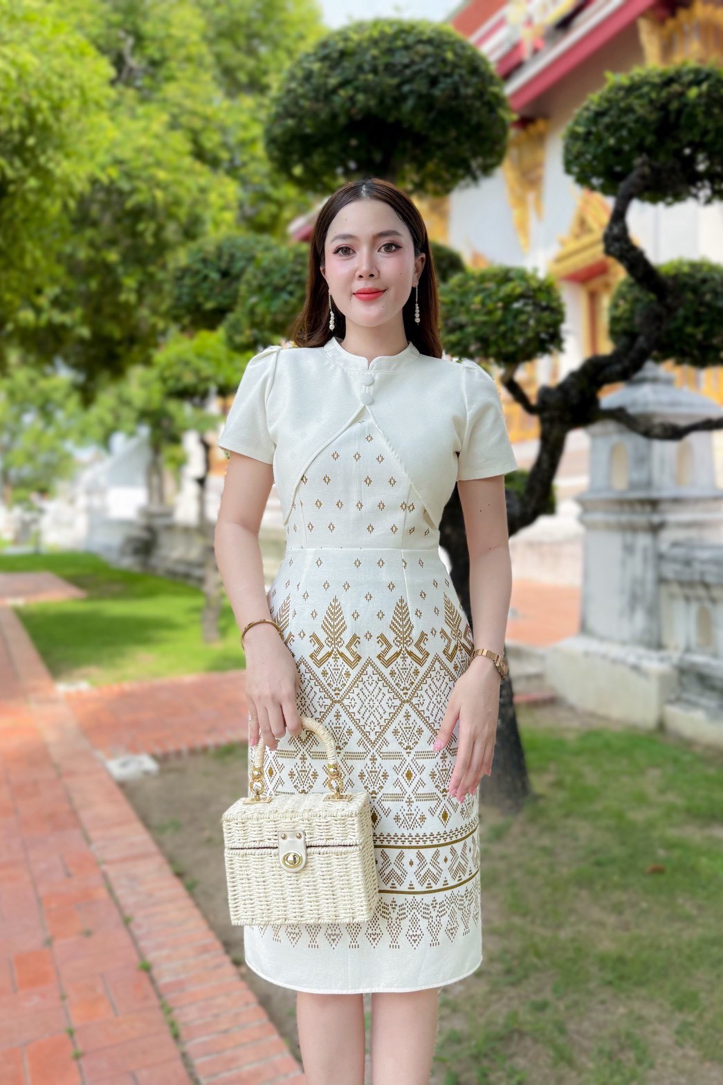 เดรสผ้าฝ้ายคอจีนลายไทย สีดำ-ขาว ใส่แล้วสง่า ทรงเข้ารูป พรางพุง | Lazada มุมมองที่ 2