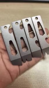 Dụng Cụ Đa Năng Mini 8 Trong 1 Hình Móc Khóa Bằng Thép Không Gỉ Tích Hợp Chức Năng: Nhổ Đinh Mở Chai Mở Hộp Cắt Dây Làm Móc Treo.