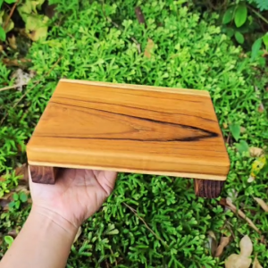 ที่วางของ โต๊ะเตี้ยวางของเอนกประสงค์ ชั้นวางของไม้สักขนาดเล็ก ก15xย20xส5ซม. หนา 2 ซม. ทำจากไม้สักแท้ แข็งแรง คงทน ลวดลายสีไม้สักสวยงามตามธรรมชาติ