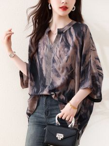 เสื้อเชิ้ตผู้หญิงไซส์ใหญ่พิมพ์ลาย V-neck แขนสั้นผ้าชีฟองกันแดด เสื้อเชิ้ตคอวีลายดอกไม้สไตล์ย้อนยุค ทรงหลวม ฤดูร้อน 2024