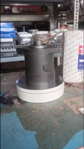 Bơm trợ lực tay lái xe Chenglong YC6L. Cá cổ d52 lỗ dầu M18/M27 2 tai d11-zL120. Hàng Yuchai xịn