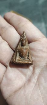 รูปจากผู้ขายบน Lazada: พระนางพญา พิมพ์อกนูนใหญ่เข่าตรง กรุพิษณุโลก พ.ศ.2497 ตั้งราคา ฿150
