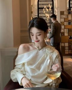 เสื้อเชิ้ตแขนยาวเปิดไหล่สไตล์เจ้าหญิง ทรงหลวม สไตล์หวาน ฤดูใบไม้ผลิ 2023 ผ้าผสมอื่นๆ สำหรับผู้หญิงอายุ 25-29 ปี