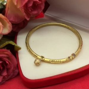 กำไลคลิปล็อคงานทองเหลือง ตัดลายห้อยกระพรวน งานดิบไม่ได้ชุบ เส้นผ่านศูนย์กลาง 5.8 ซม. ทองเหลือง (ราคาโปรโมชั่น)