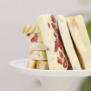 草莓芒果奶糕Strawberry-mango milk cake Mango flavoured strawberry-flavored milk cake Mango dry hand-made pastry glutinous rice cake with bovine jelly