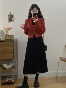 ชุดเสื้อสเวตเตอร์ถักสีแดงและกระโปรงยาวสองชิ้นสำหรับผู้หญิงไซส์ใหญ่ในฤดูใบไม้ร่วงและฤดูหนาว ชุดกระโปรงทรงเอเอวสูง