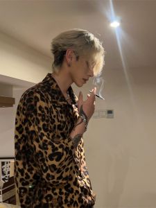 เสื้อเชิ้ตแขนสั้นลายเสือดาวสไตล์ย้อนยุคสไตล์อเมริกันสำหรับผู้ชายในฤดูร้อน ทรงหลวม ทรงหลวม เสื้อเชิ้ตฮาวาย