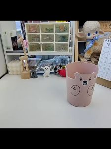Ống cắm bút/Hộp đựng bút để bàn hình chú gấu vui vẻ (có kê điện thoại) đồ dùng học tập văn phòng phẩm dễ thương