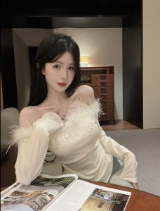 GUZILIAN | Off-Shoulder Fuzzy Inner Top