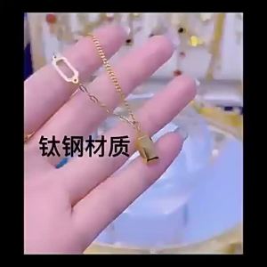 Penghantaran dari China [2025] Kalung Keluli Titanium Fesyen Trendi untuk Wanita Rasa Niche mewah Rantai Klavikel Tidak Luntur Barang Kemas Semanggi Empat Daun Serbaguna Mewah Ringan 3.5
