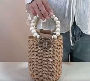 กระเป๋าถือสไตล์ฝรั่งเศส กระเป๋าผ้าทอ หูจับลูกปัดและสายโซ่สะพายข้าง เรียบหรู ดูดี เหมาะสำหรับถ่ายรูปเมื่อออกไปข้างนอก(จัดส่งจากกรุงเทพ)B193