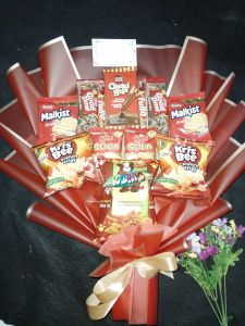 Buket snack tema merah/ buket snack tema/ buket anniversary/ buket ulang tahun/ buket wisuda/ buket sempro/ hadiah/ kado