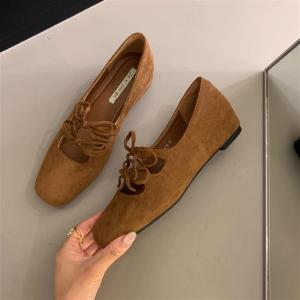 รองเท้าส้นแบน Mary Janes สีแดงสไตล์ฝรั่งเศสสำหรับผู้หญิง ฤดูใบไม้ผลิและฤดูร้อน หนังนิ่ม หัวเหลี่ยม ผูกโบว์ รองเท้า Mary Janes สไตล์ย้อนยุค