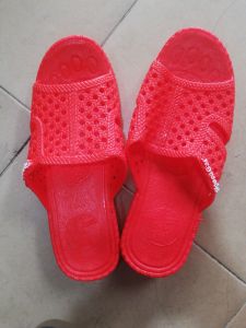 Dép tổ ong màu đỏ nhựa trong chất lượng dép đi trong nhà dép đi mưa