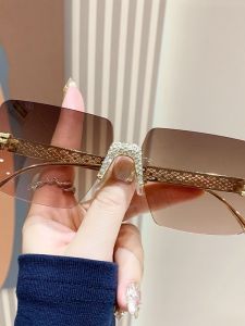 แว่นกันแดดทรงสี่เหลี่ยมเหลี่ยมขอบโลหะประดับเพชร F เล�รูปตัวอักษร F แว่นกันแดดแฟชั่นสำหรับผู้หญิง