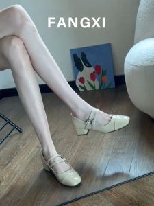 รองเท้าส้นเตี้ย Mary Janes สไตล์ฝรั่งเศสสำหรับผู้หญิง หัวเหลี่ยม หัวเข็มขัด รองเท้าส้นหนา รองเท้าส้นแบน รองเท้าแฟชั่นสำหรับผู้หญิง