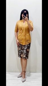 Set Couple Kondangan Kebaya Brokat Kemeja Batik Rosita Daun Kuning