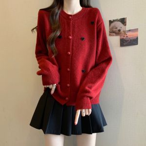 เสื้อสเวตเตอร์ถักสีแดงรูปหัวใจสำหรับผู้หญิง ฤดูใบไม้ผลิและฤดูใบไม้ร่วง ขนาดใหญ่ เสื้อคาร์ดิแกนถักสั้นแบบเปิดหน้าอก ความรู้สึกหรูหรา ลดอายุ