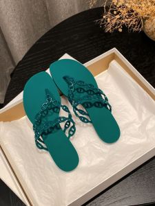 New Fashionable 2025 Chain Detail Jelly Sandals Womens Flip Flops Beachwear Plastic Thong Slippers Comfortable Flat Heel