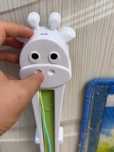 CUTEFIY Automatically Tightens Giraffe Cat Teaser Machine Fully Automatic Throws Ropes Electric Cat Teaser Rechargeable Flying Rope Cat Toy Relieve Boredom