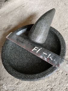 cobek batu asli 18 cm (diameter) di jamin 100% asli. sudah 1 set dengan ulekan