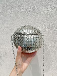 กระเป๋าทรงกลม 3 มิติ สะท้อนแสงโลหะ กระเป๋าถือแบบถักด้วยมือสำหรับงานปาร์ตี้ กระเป๋าทรงกลมสำหรับเดินแบบ กระเป๋าทรงกลมสำหรับงานปาร์ตี้