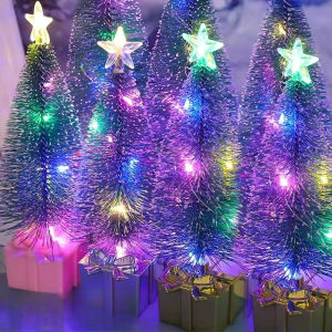 ไฟกลางคืนต้นคริสต์มาสเรืองแสงหลากสีโคมไฟเทียนไขต้นคริสต์มาส LED ขนาดเล็กของประดับโต๊ะทำงาน DIY สำหรับการตกแต่งบ้านปาร์ตี้ปีใหม่