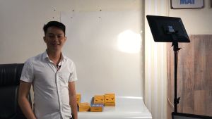 Micro không dây đeo tai Zansong V16 là dòng micro chuyên dụng có độ nhạy cao hút âm mạnh khả năng chống ồn chống tạp âm chống hú tốt… Với thiết kế khá gọn gàng thẩm mỹ đây là sản phẩm khá phù hợp cho các anh chị Giáo viên giảng viên diễn giả sử dụ