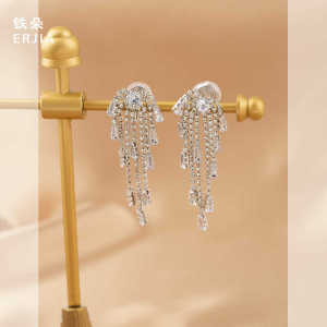 ต่างหูรูปดอกไม้ระย้าประดับเพชร ต่างหูแบบคลิปแบบสำหรับผู้หญิง ไม่ต้องเจาะ ต่างหูสไตล์เกาหลี ต่างหูแฟชั่น ต่างหูแบบไม่มีรู