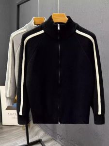 Áo Len Cardigan Nam 2025 Mới Thời Trang Mới Áo Len Dệt Kim Cổ Đứng Áo Khoác Ngoài Khóa Kéo Phong Cách Nhẹ Áo Len Cardigan