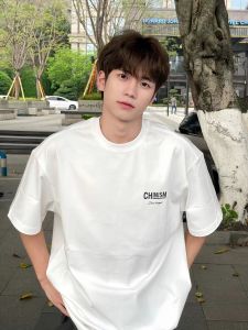 เสื้อยืดคอกลมแขนสั้นผ้าฝ้ายแท้พิมพ์ลายตัวอักษรสไตล์อเมริกันสุดเท่สำหรับผู้ชาย เสื้อยืดทรงหลวมสบาย ๆ สำหรับฤดูร้อน